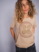 Load image into Gallery viewer, Mos Mosh - Zano O-SS Embroidery Tee - Sesame