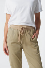 Load image into Gallery viewer, Goondiwindi - Vine Cropped Jogger
