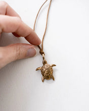 Load image into Gallery viewer, Pesci - Lentezza Pendant
