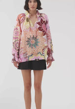 Load and play video in Gallery viewer, Dea Kudibal - Cassisadea Blouse - Crochet
